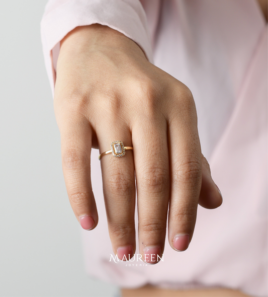 Anillo de compromiso rectangular con circones - Oro