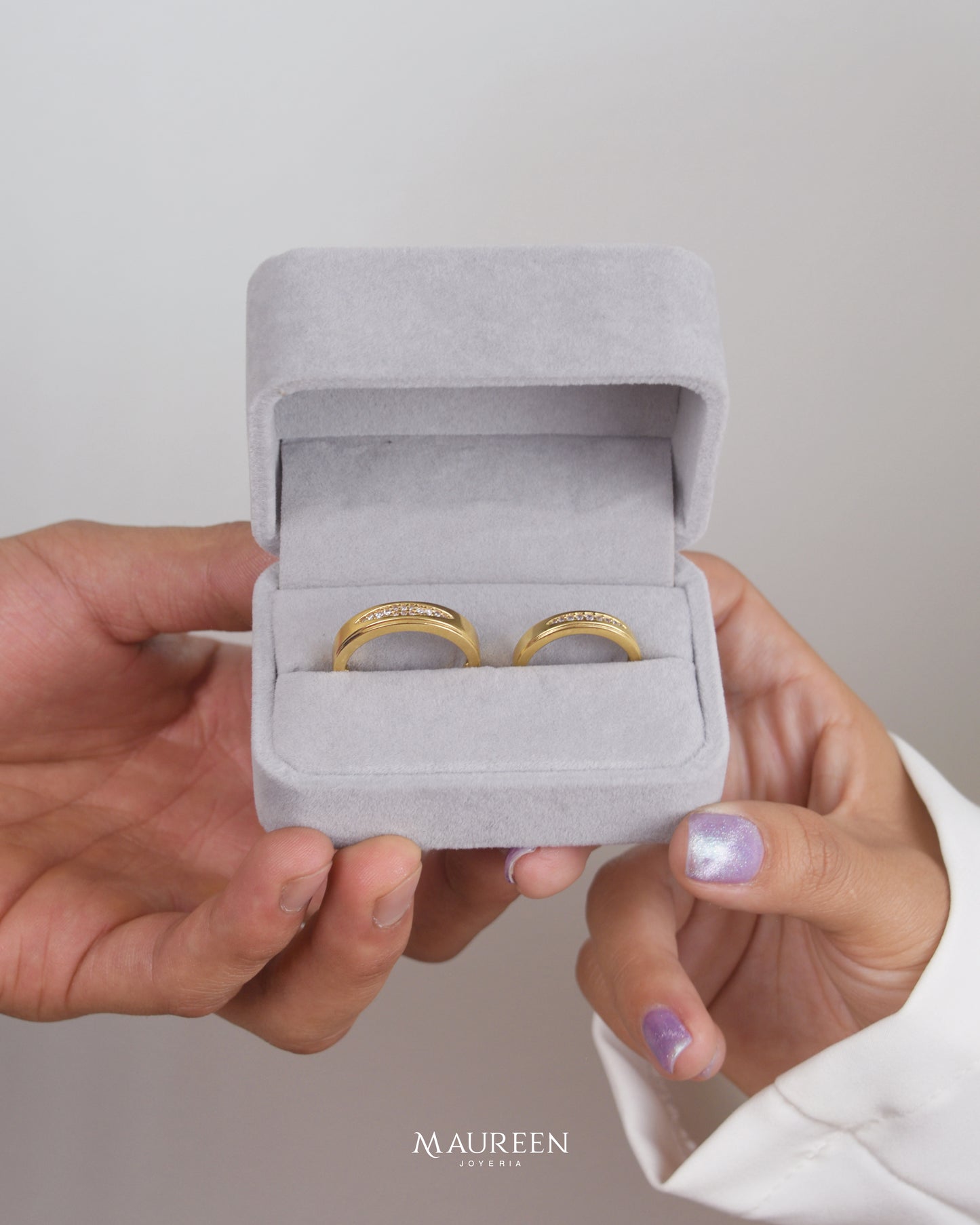 Aros de matrimonio con circones - Oro