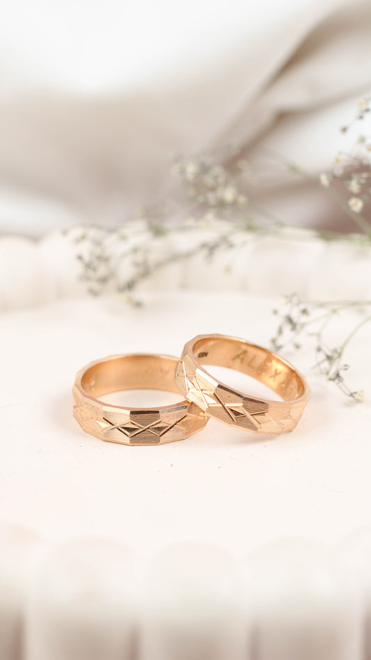 Aros de matrimonio en alto relieve - Oro