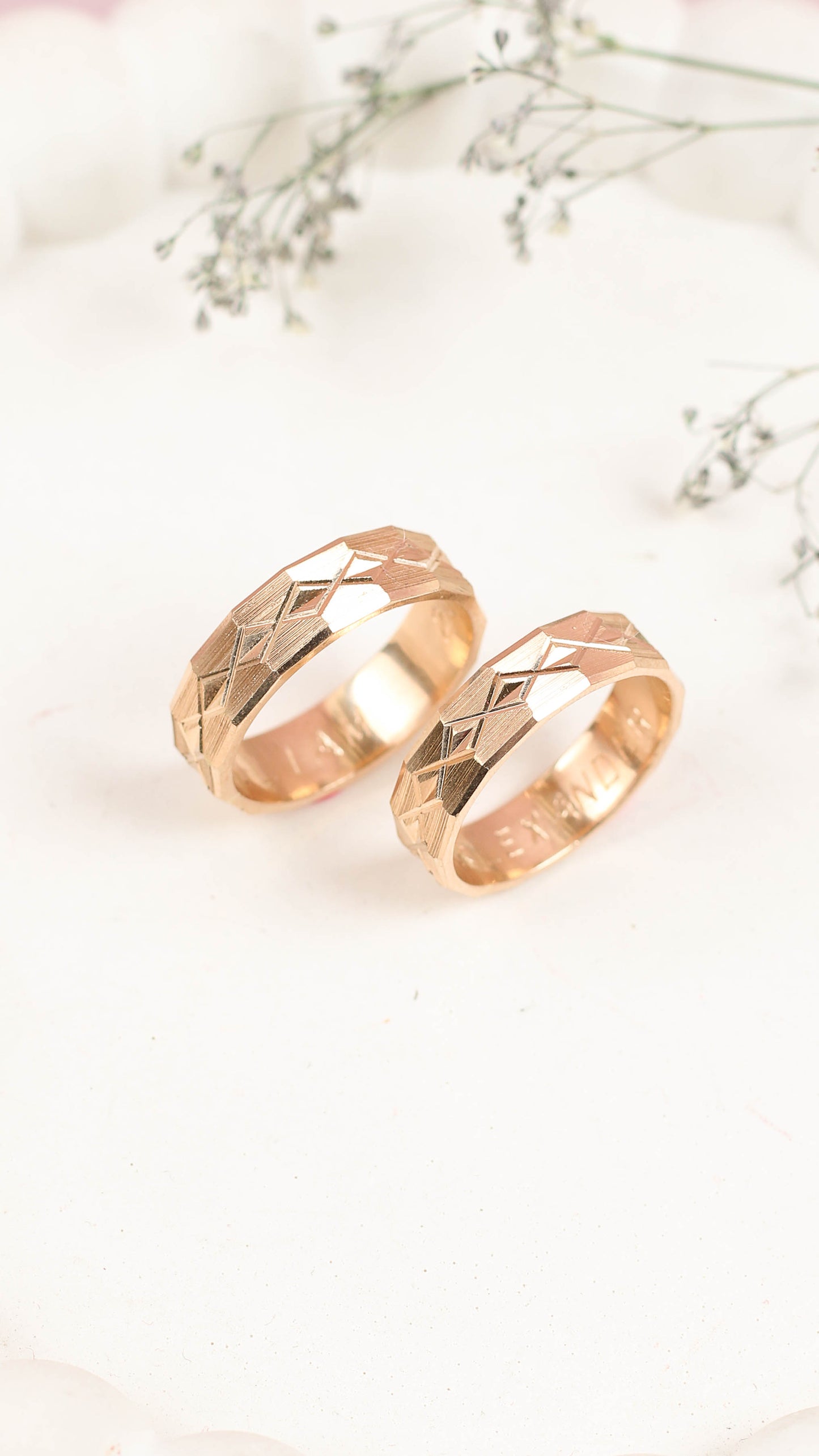 Aros de matrimonio en alto relieve - Oro