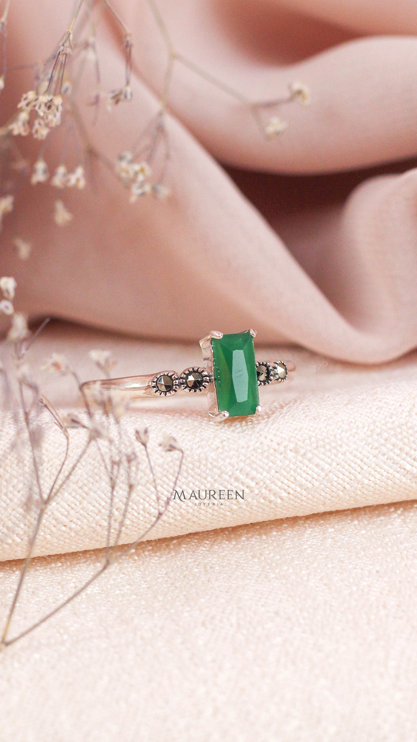 Anillo marquesita esmeralda/rubi rectangular vertical