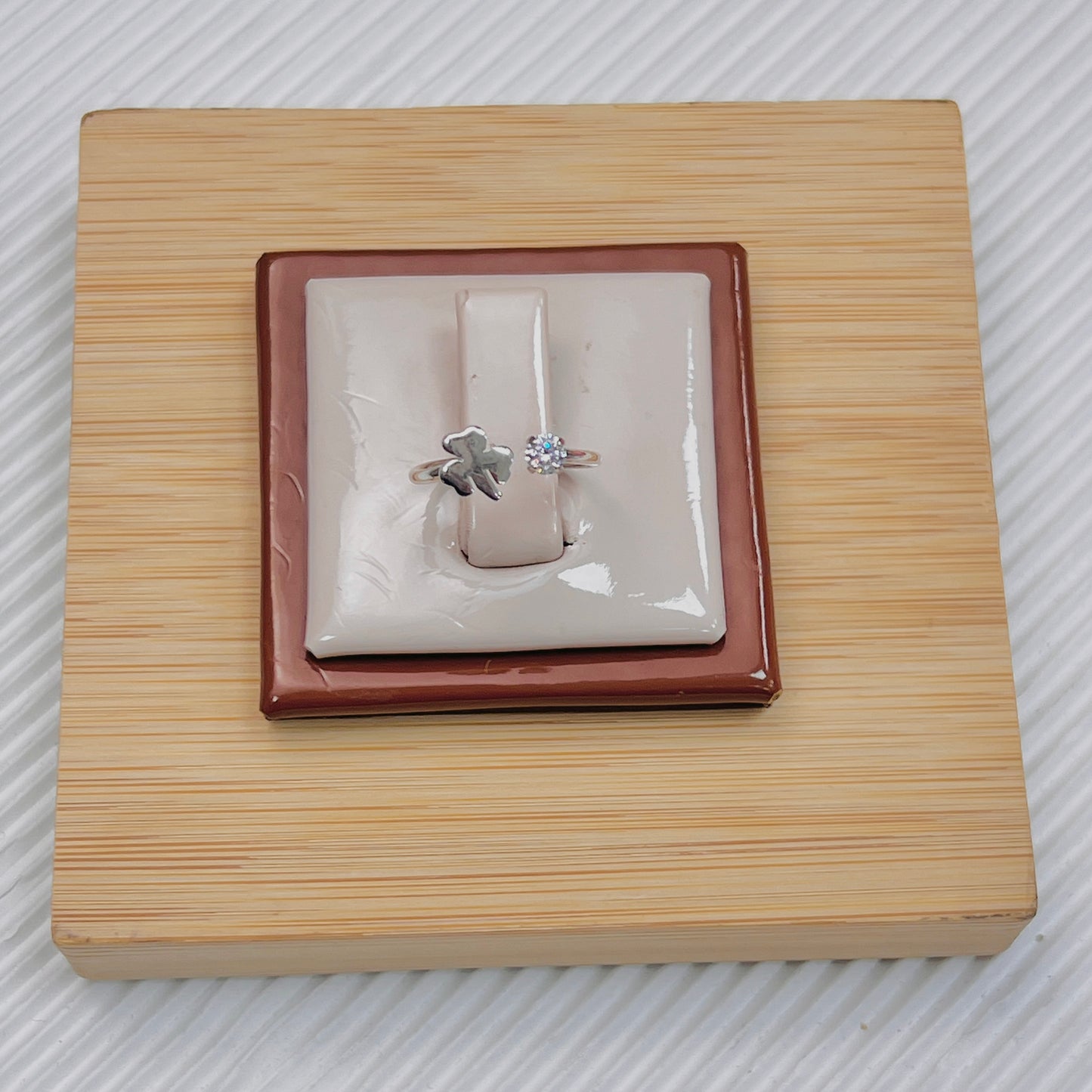 Anillo ajustable trebol y piedra - plata