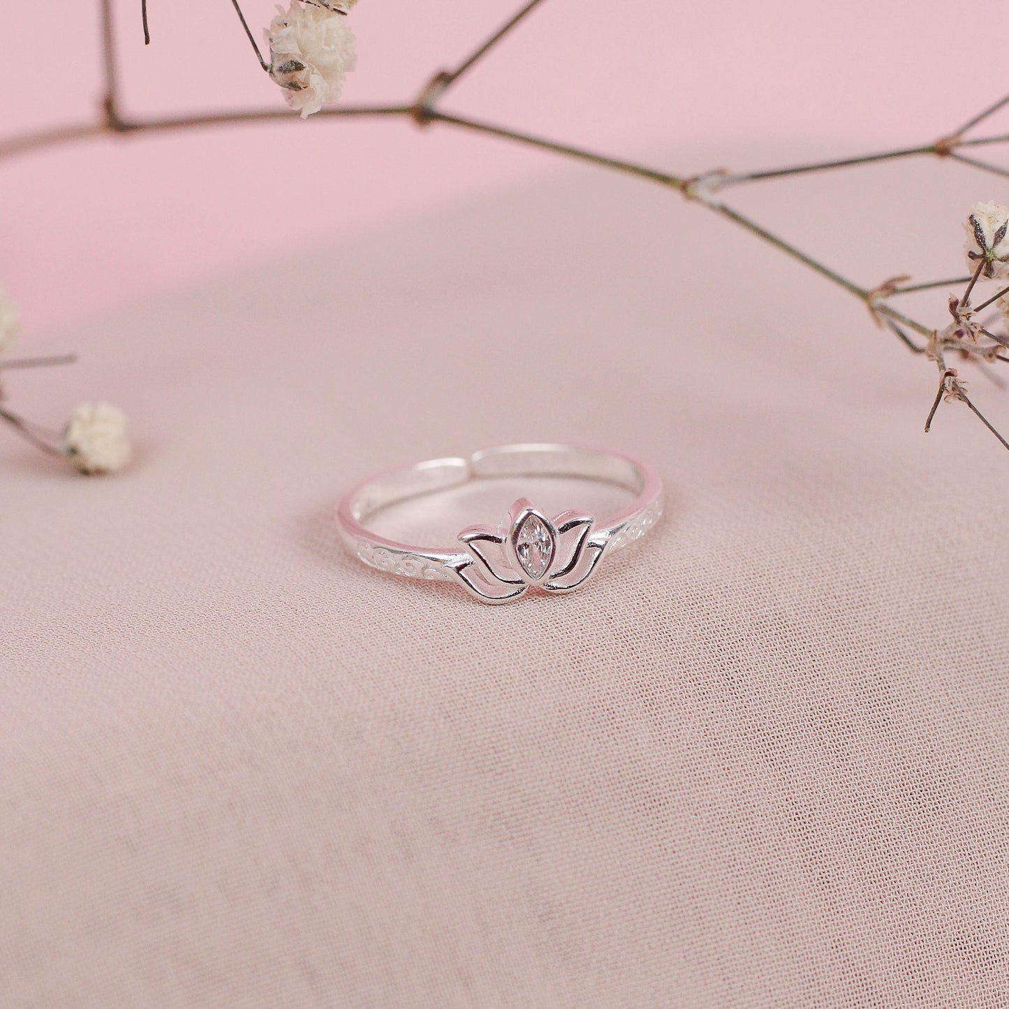 Anillo ajustable flor de loto minimalista - plata
