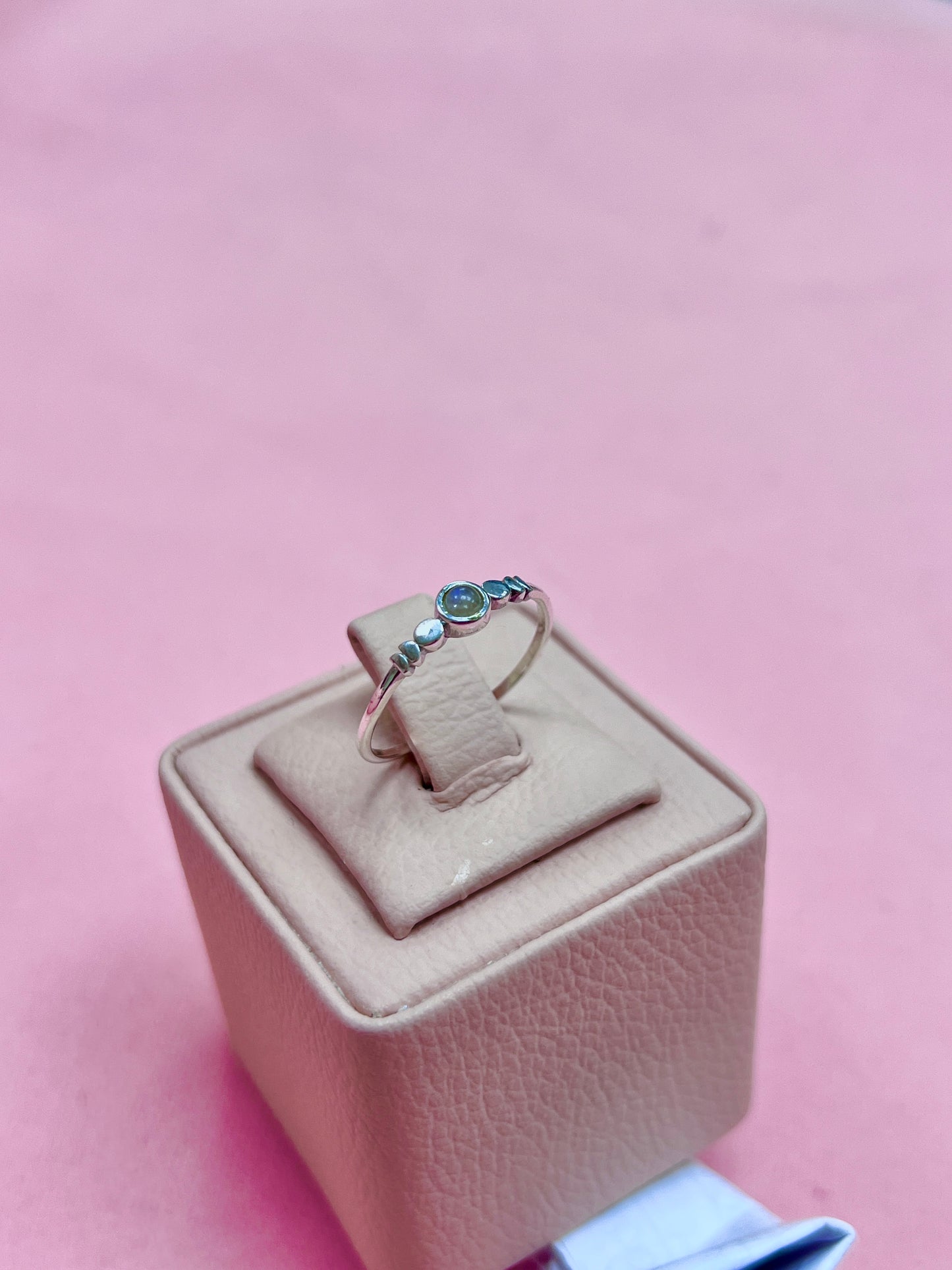 Anillo minimalista piedra circular lunar - plata