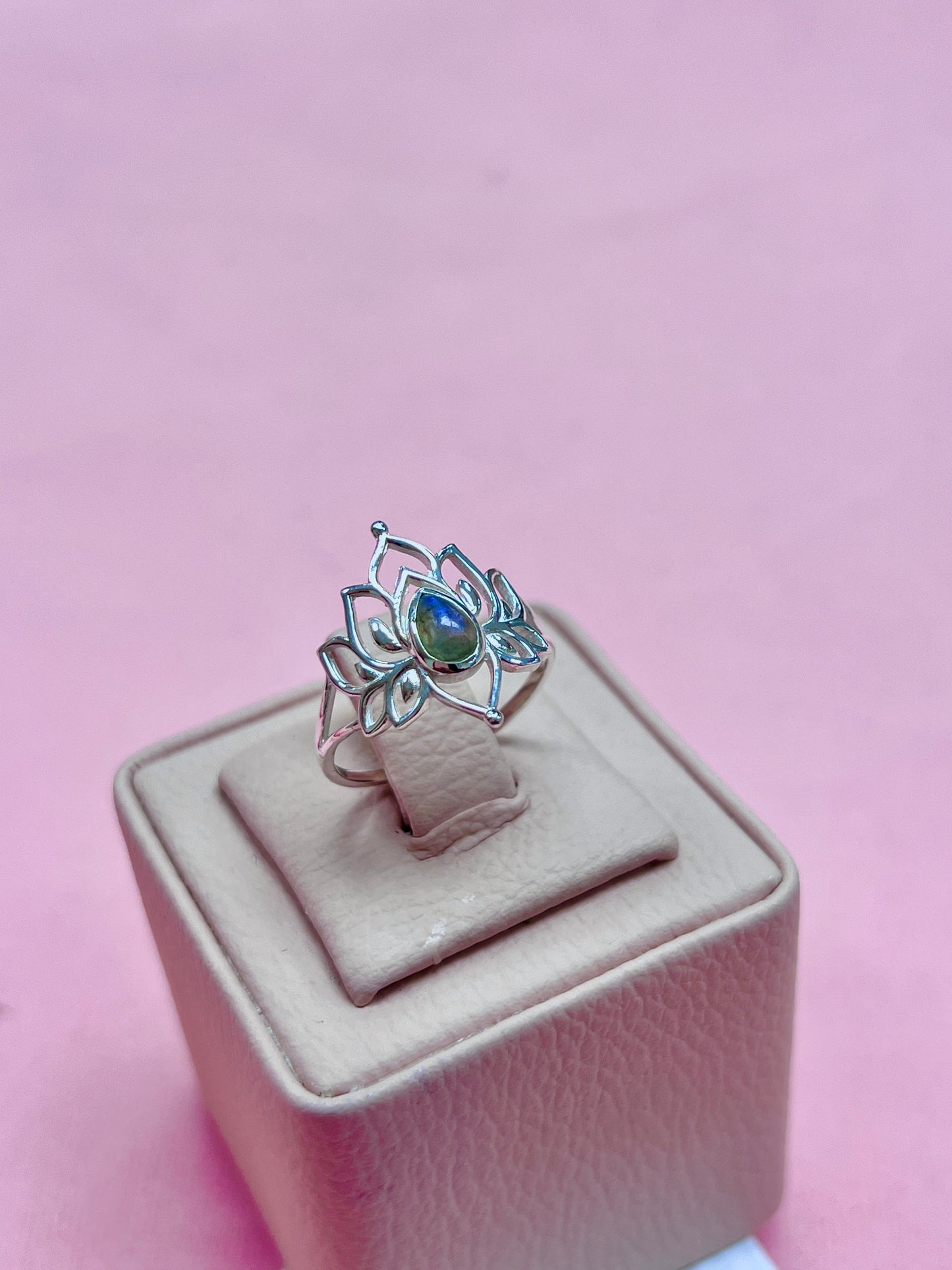 Anillo flor de loto piedra natural - plata