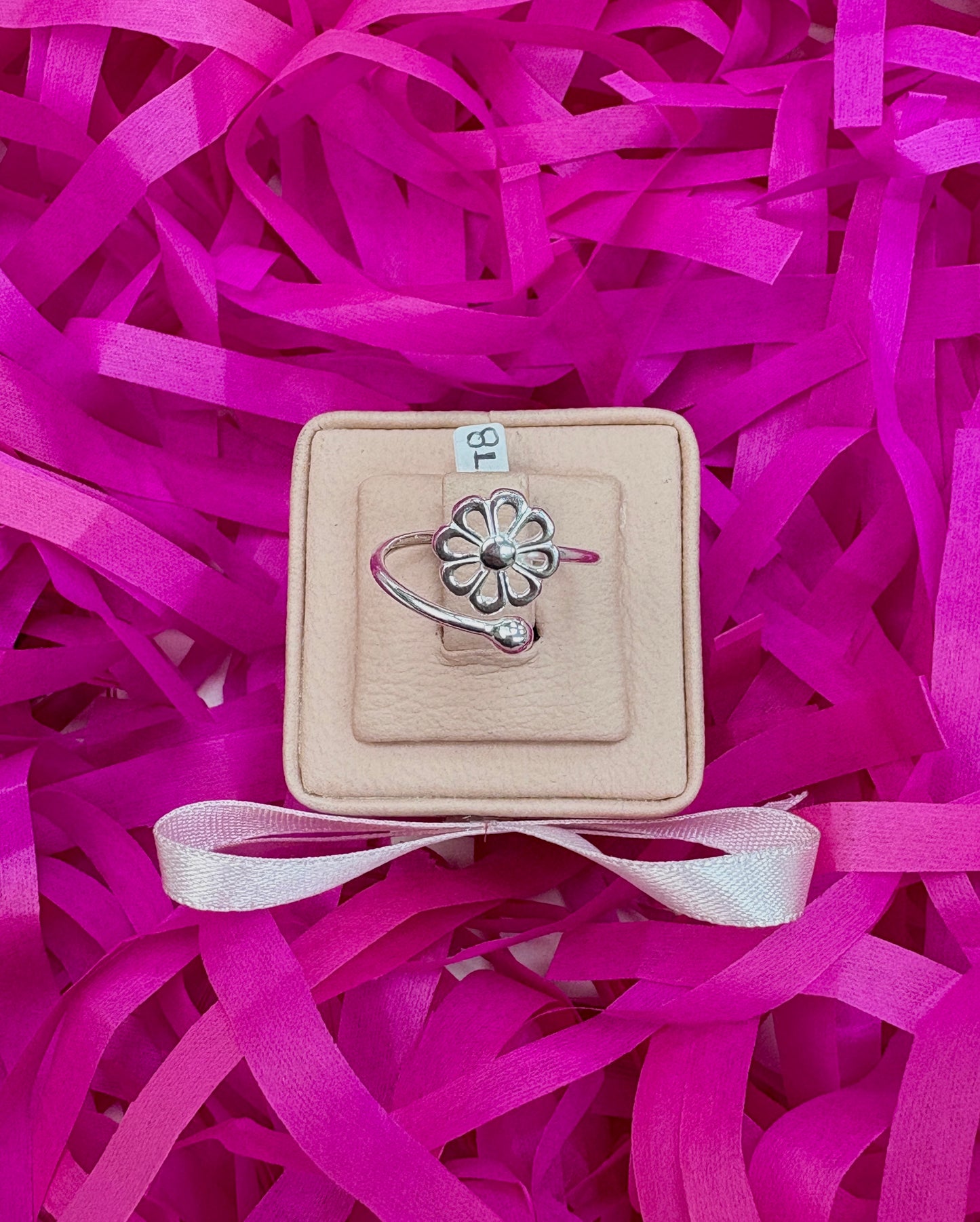 Anillo ajustable flor petalos calados y esfera - plata