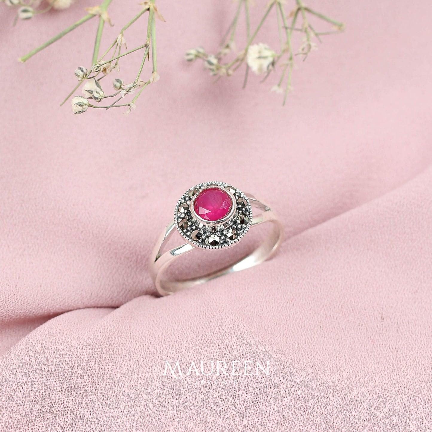 Anillo marquesita contorno con rubi circular - Plata