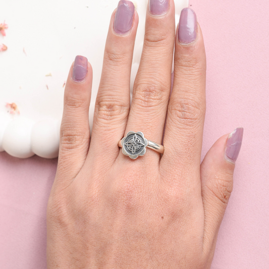 Anillo nudo de bruja flor- Plata quemada