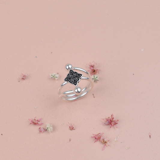 Anillo nudo de bruja con esfera - Plata quemada