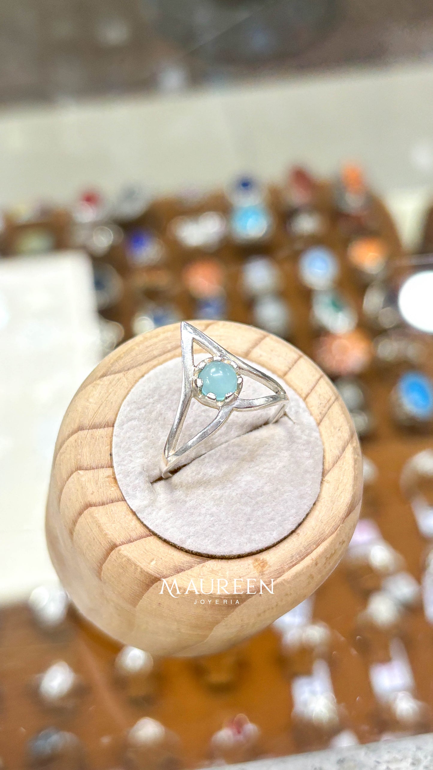 Anillo triangulo con piedra circular - Plata