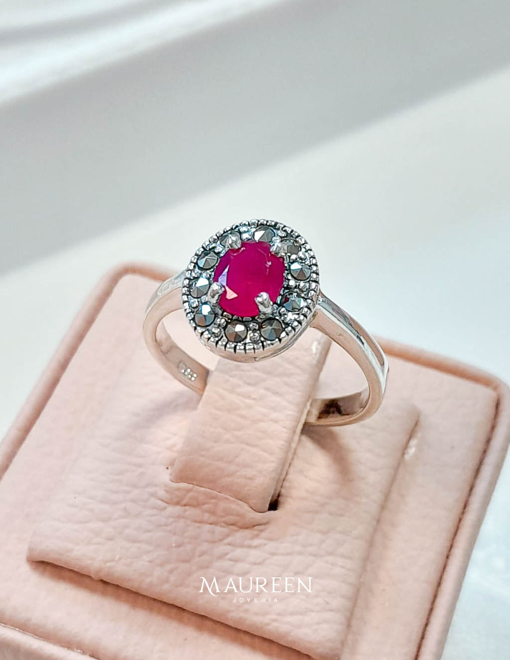 Anillo marquesita oval central con rubi - Plata