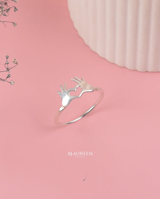Anillo dos manos en forma de corazon - Plata