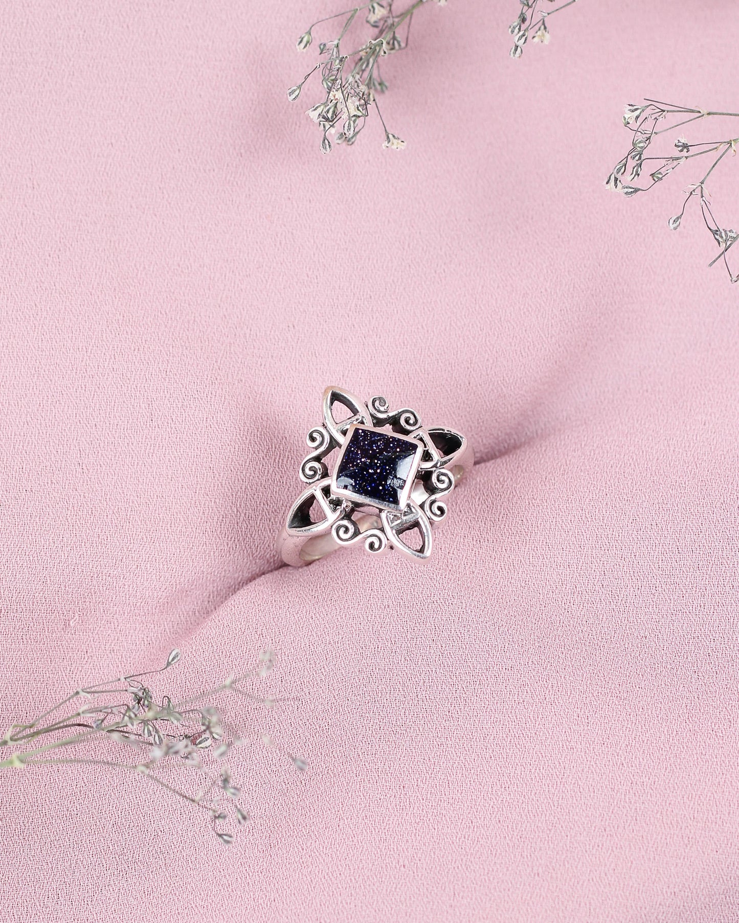 Anillo nudo de bruja con piedra lluvia de estrellas - Plata quemada