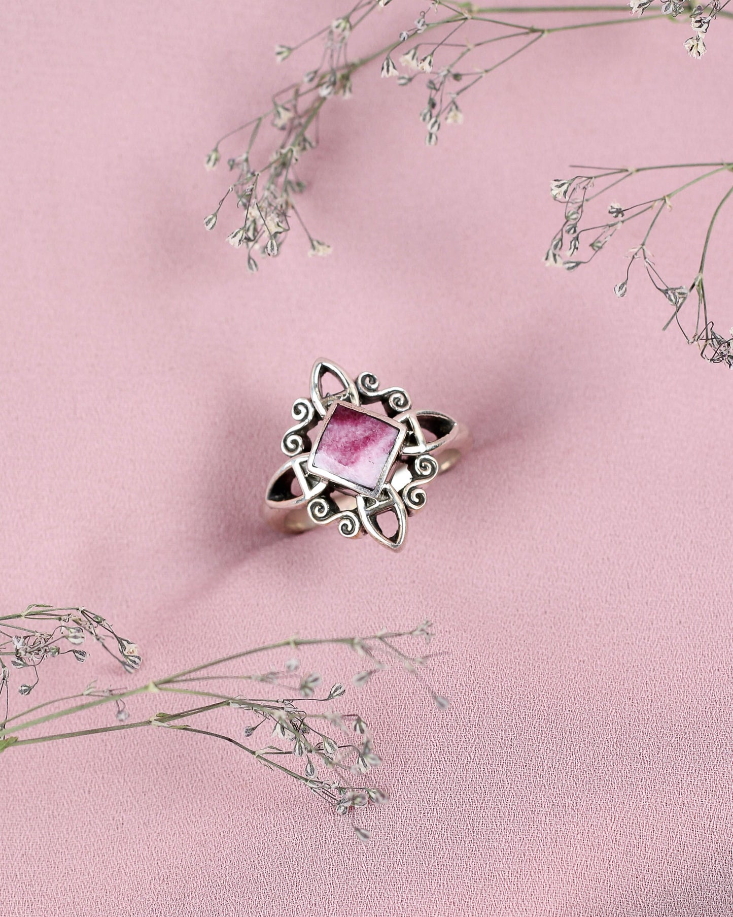 Anillo nudo de bruja con piedra rodonita - Plata quemada