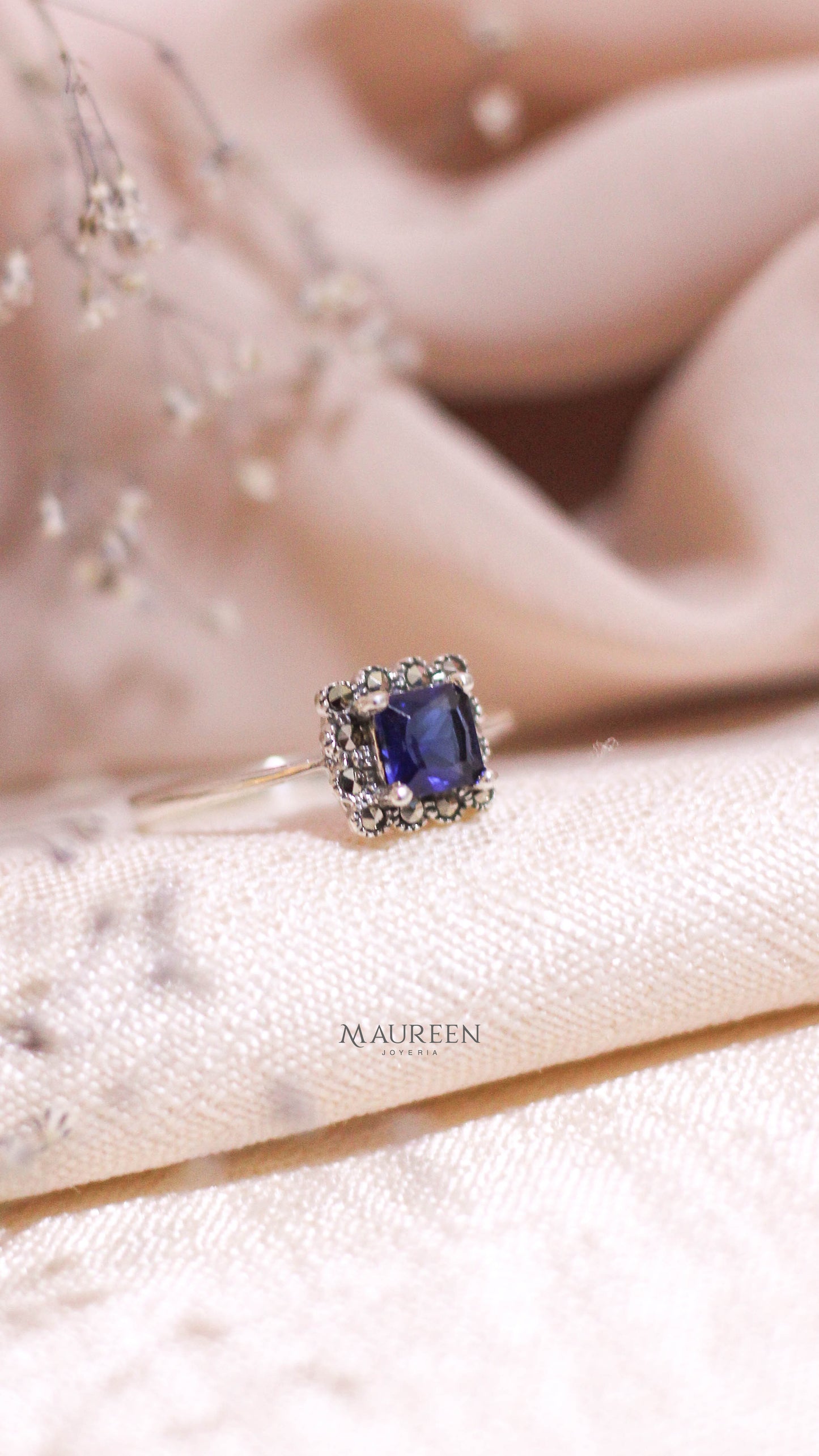 Anillo marquesita cuadrado con zafiro/esmeralda