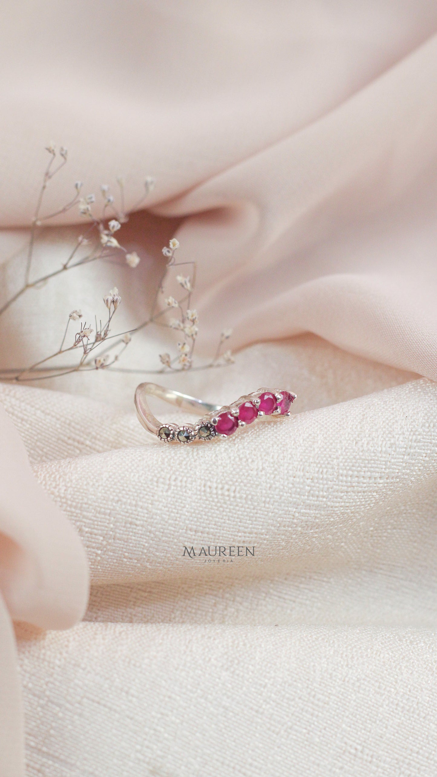 Anillo marquesita 4 rubí ondeado - plata