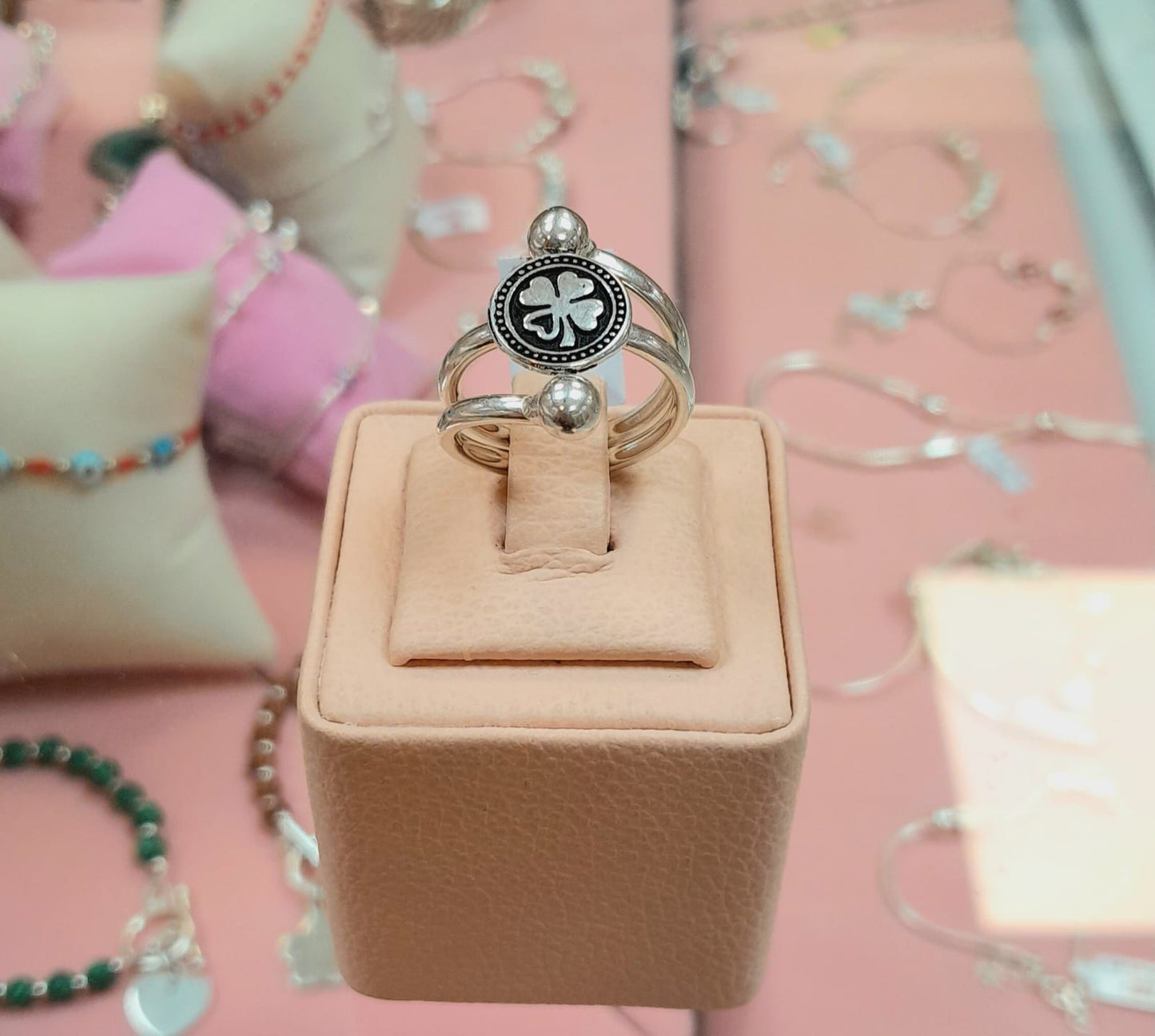 Anillo ajustable trebol con dos esferas - plata quemada