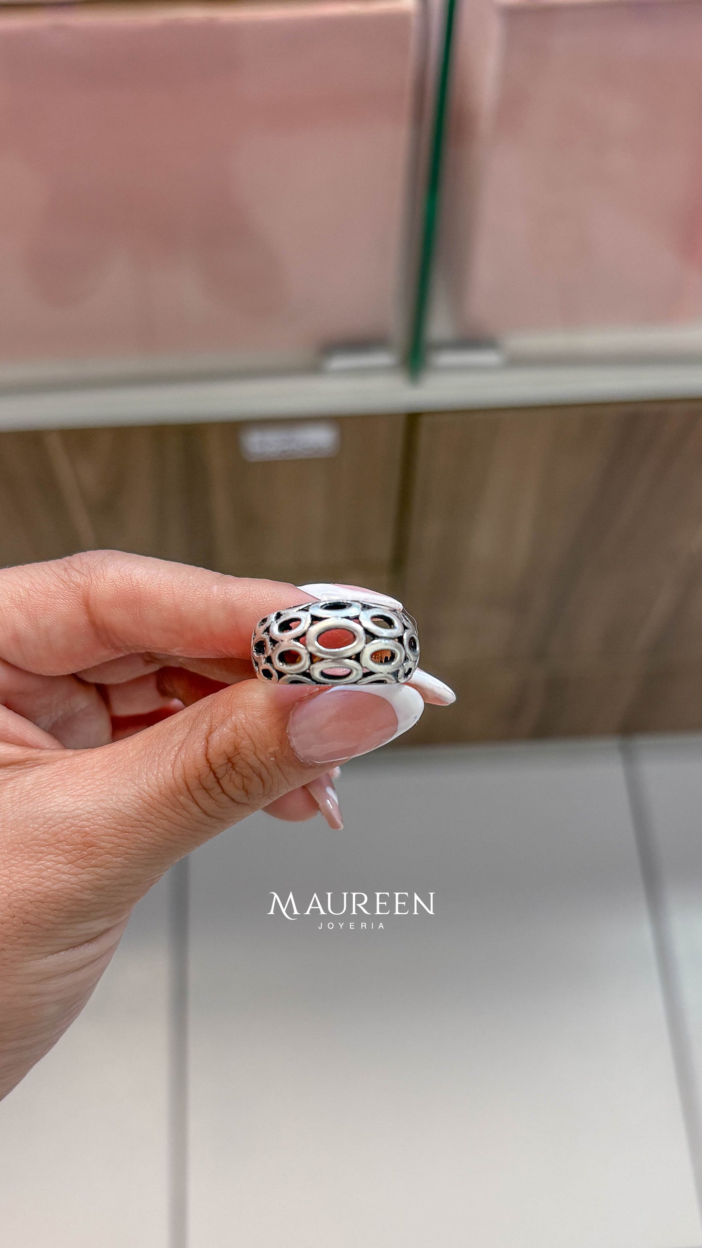 Anillo convaco con circulos calados - Plata quemada
