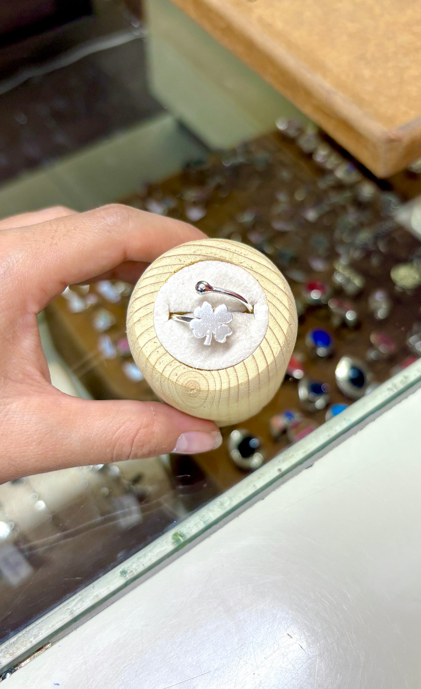 Anillo ajustable trebol con tallo y esfera - plata