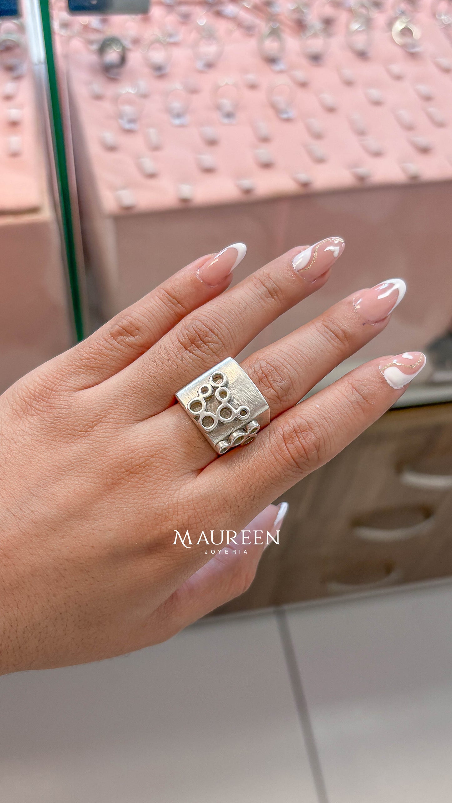 Anillo cuadrado con circulos a un costado - Plata