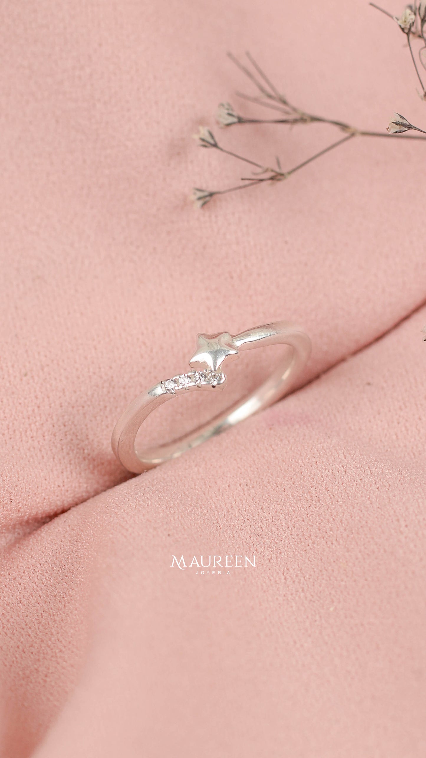 Anillo liso estrella y 4 circones encima - plata