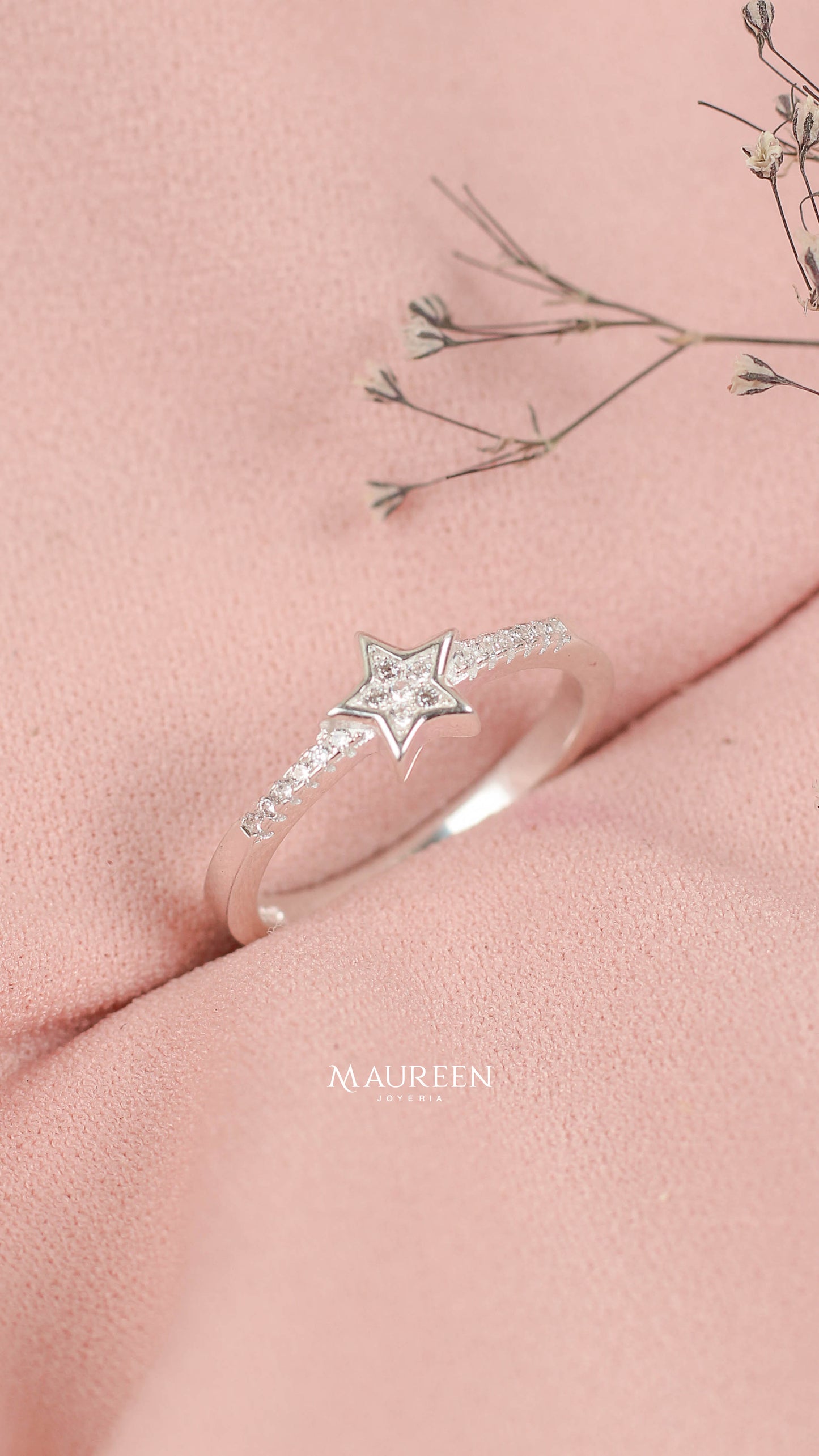 Anillo estrella con circones bordes liso y circones a ambos lados - plata