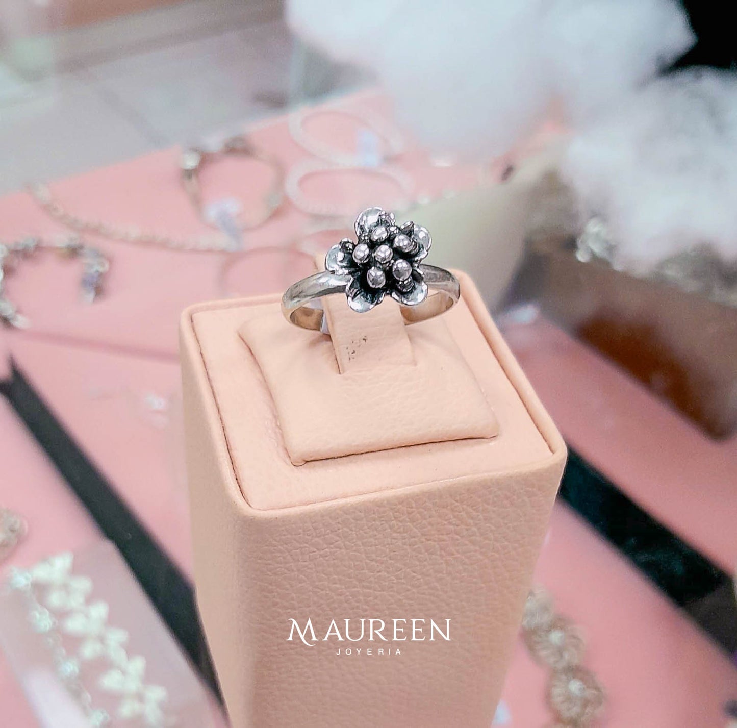 Anillo flor con pistilo sobresalido - plata quemada