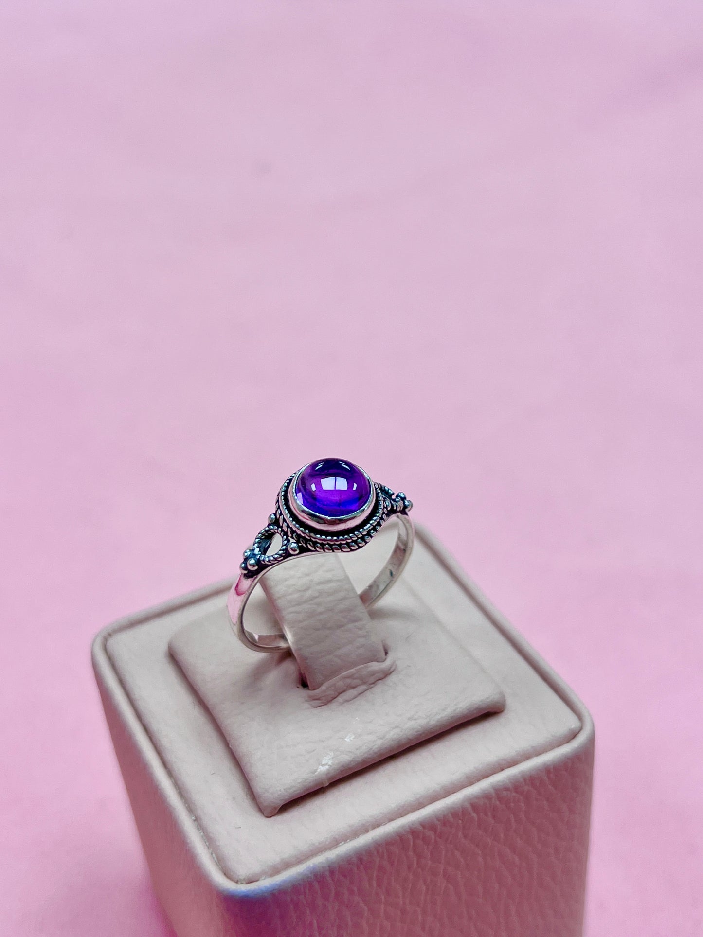 Anillo piedra circular amatista circulos calados laterales