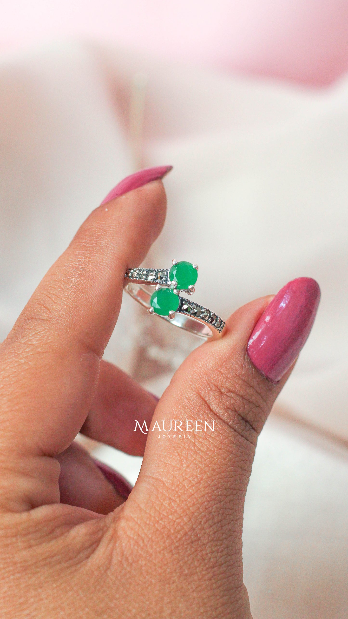 Anillo marquesita dividido dos esmeralda - plata