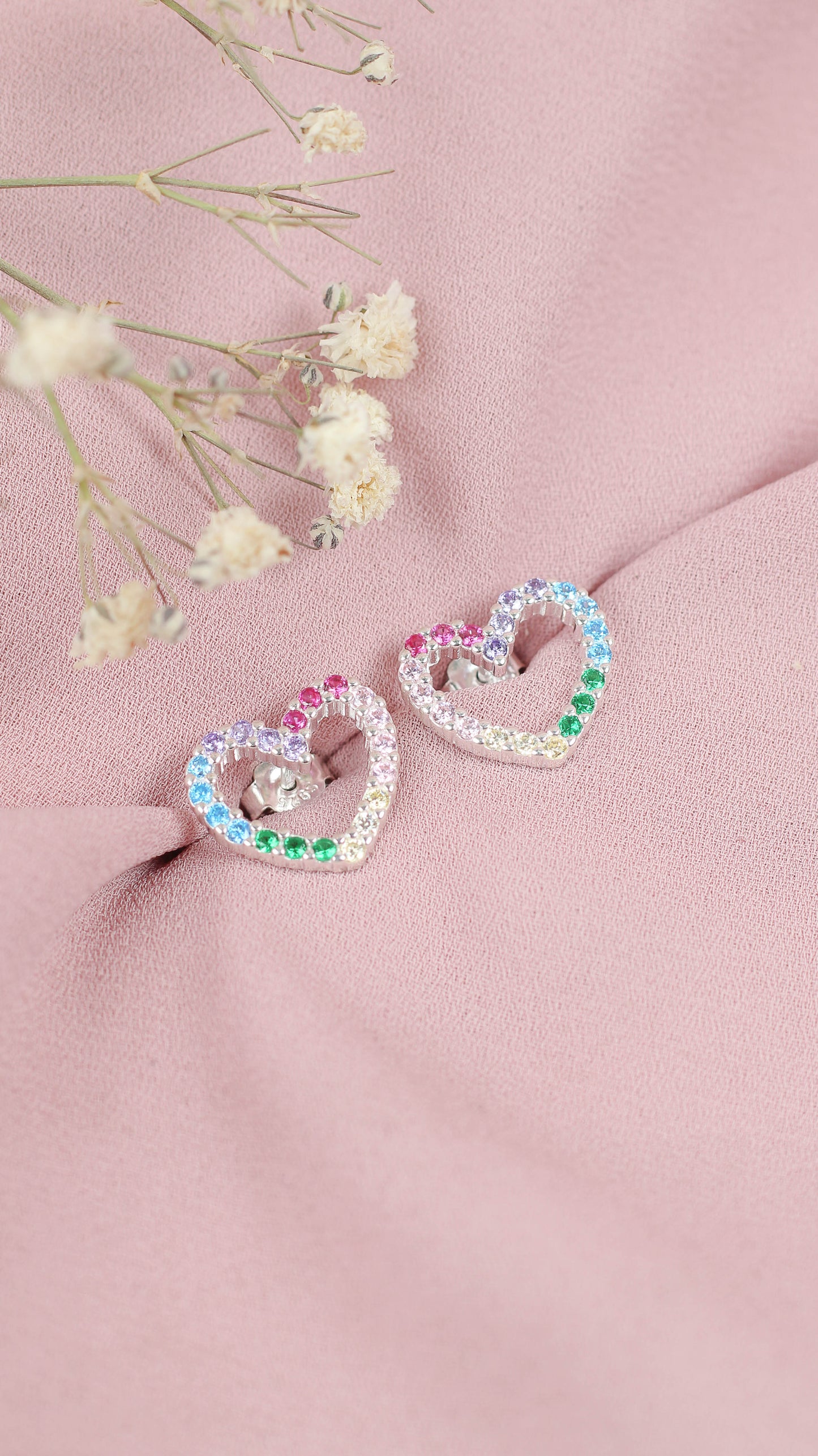 Arete corazon calado con circones de colores pegado - Plata