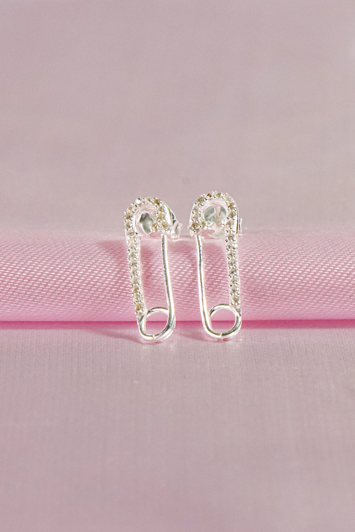Arete clip con circones blancos pegado - Plata
