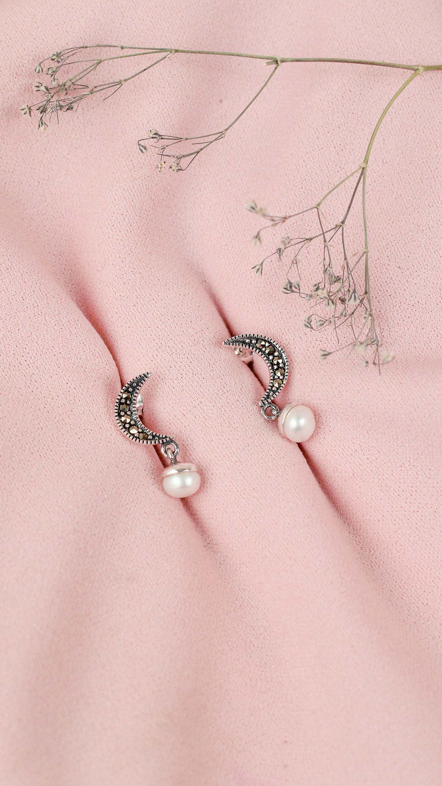 Arete luna con perla con poste - Plata