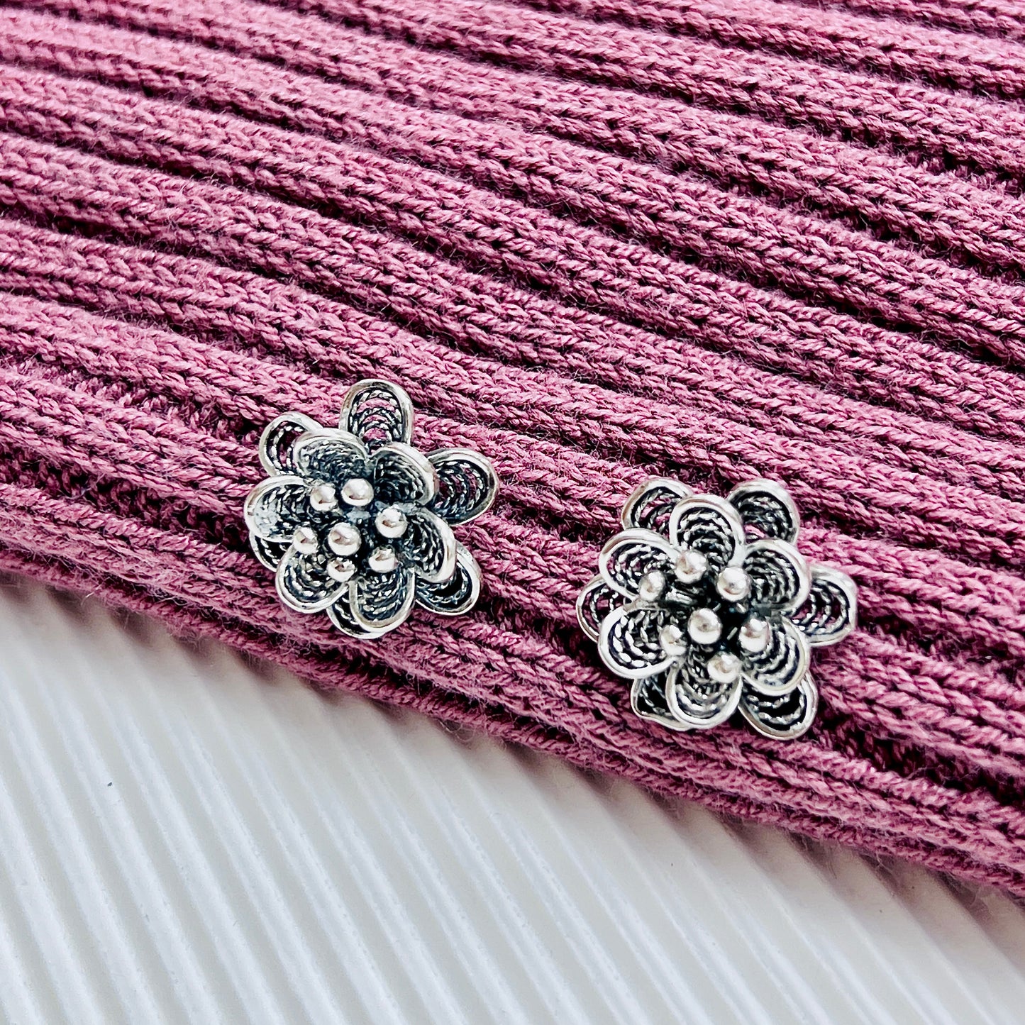 Arete flor dos capas filigrana - plata quemada