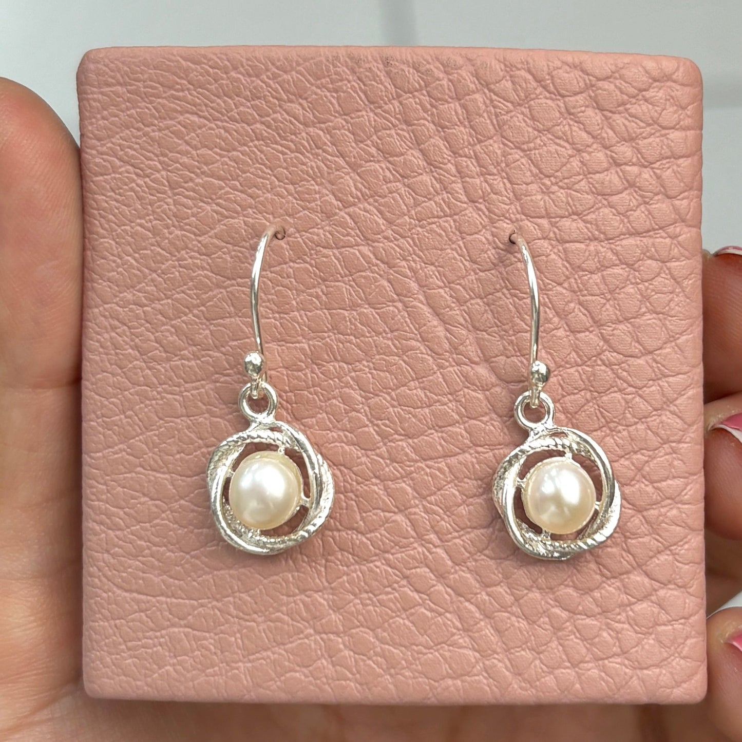 Arete contorno ondas perla colgante - plata