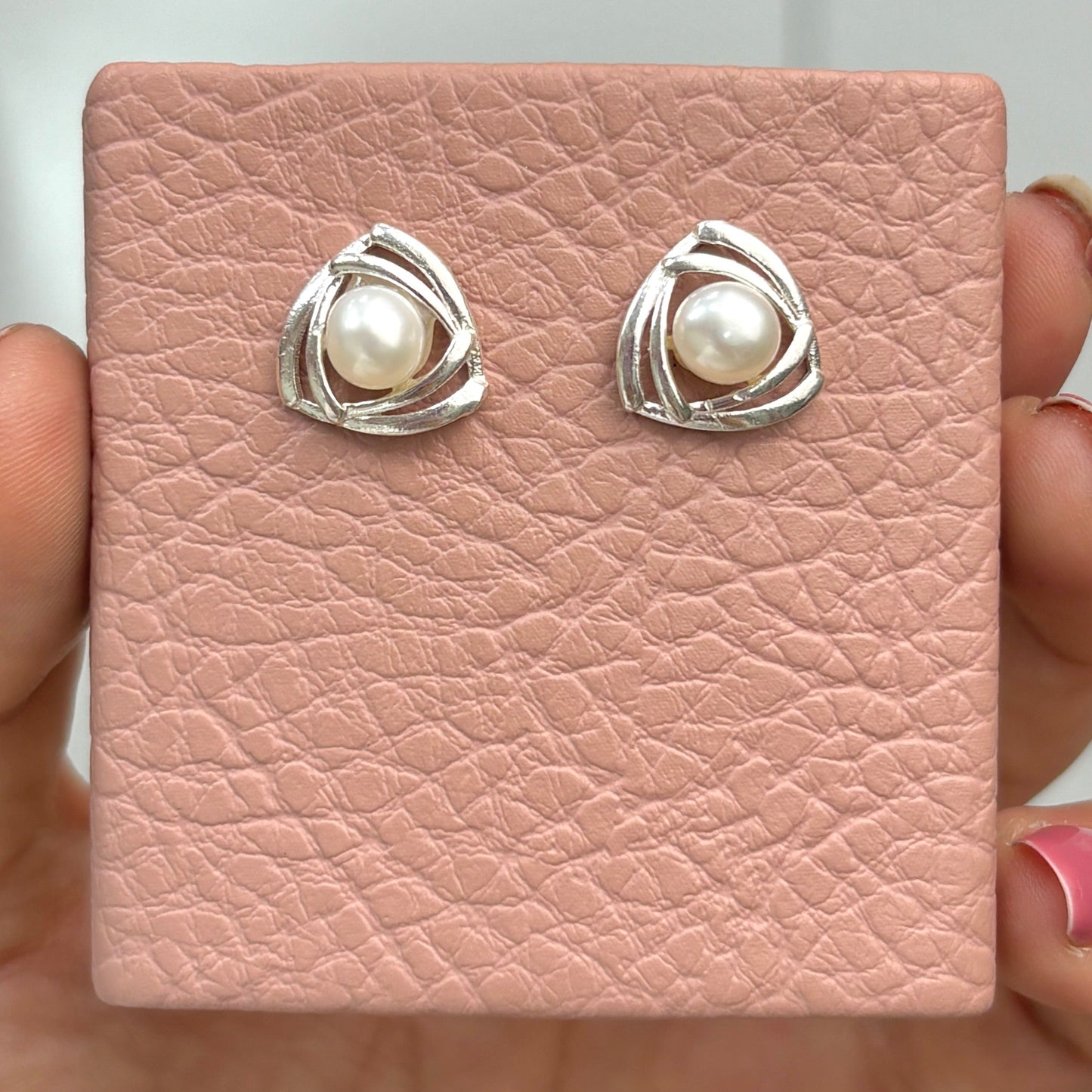 Arete triangulo calado con perla pegado - plata