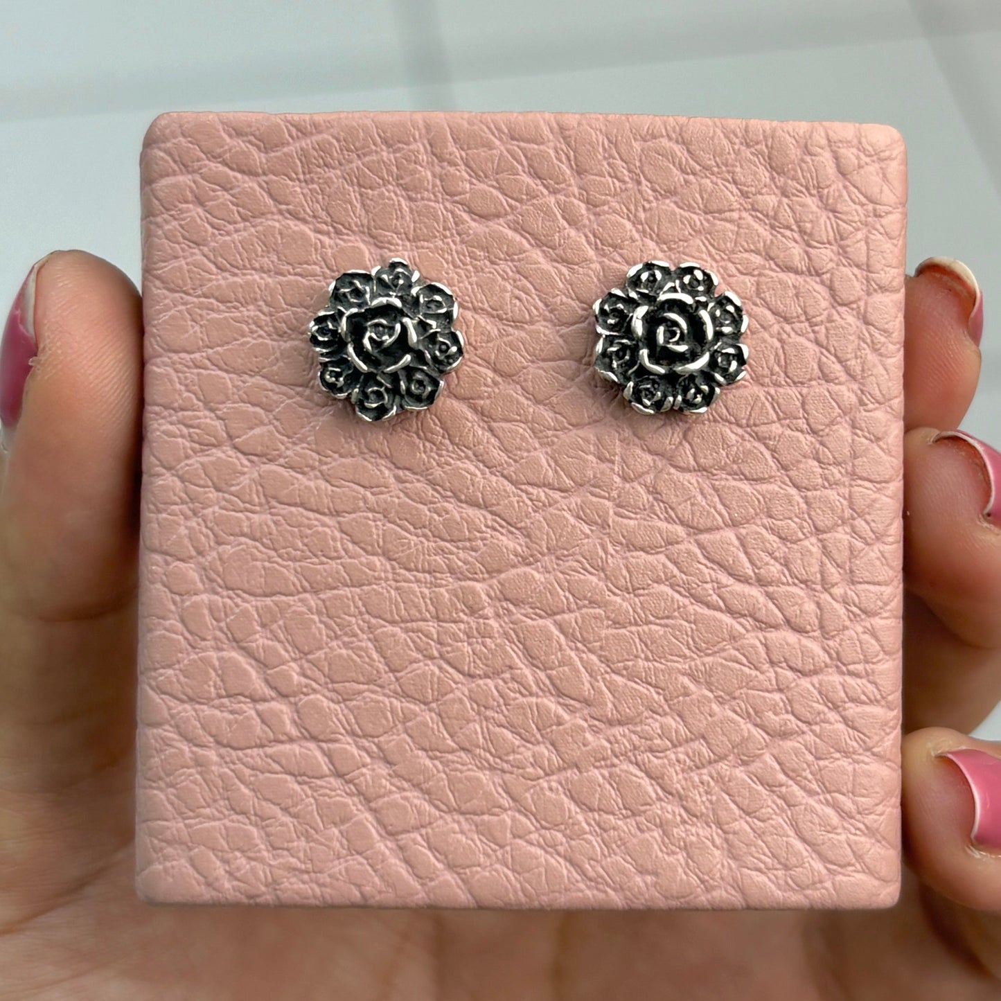 Arete flor rodeado de mini flores pegado - plata quemada