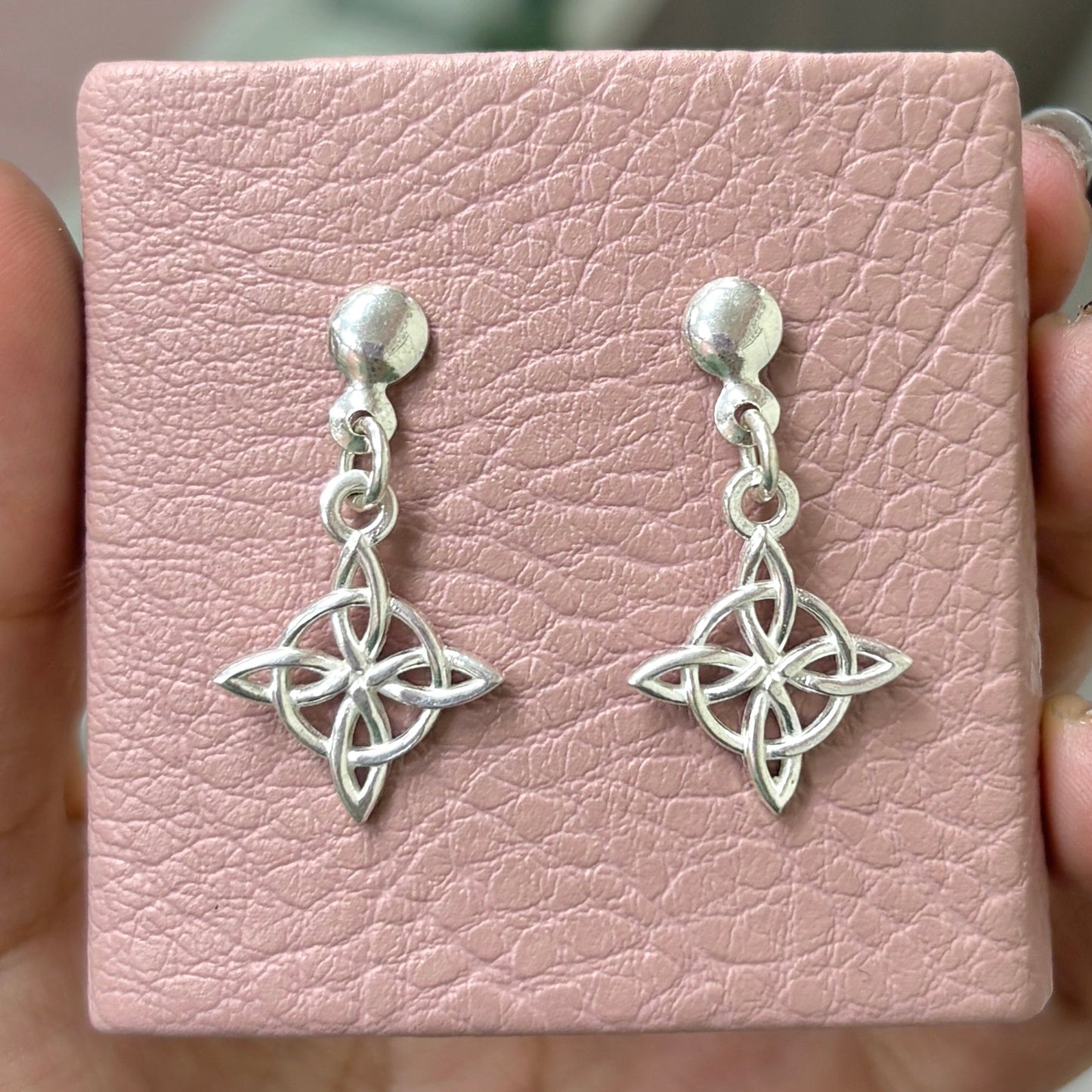 Arete nudo de bruja calado con poste - plata