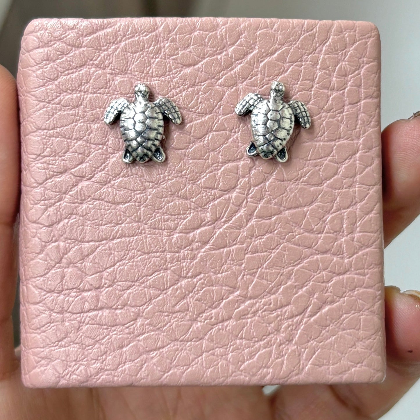 Arete tortuga pegado - plata quemada