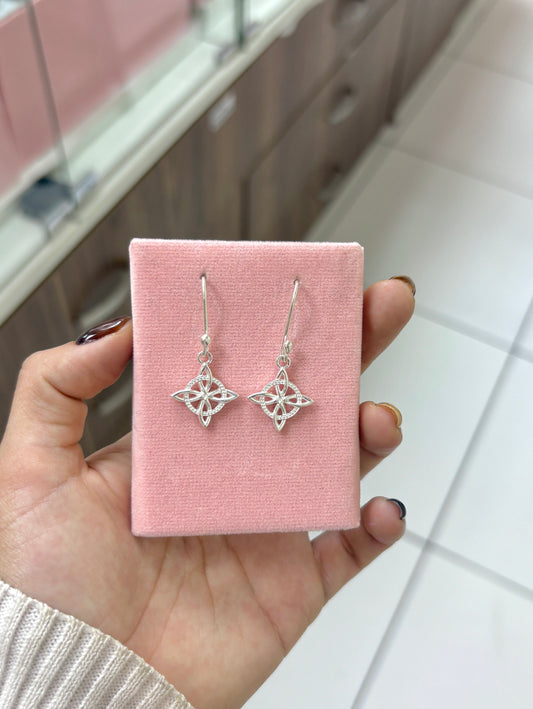 Arete nudo de bruja con puntos colgante -plata