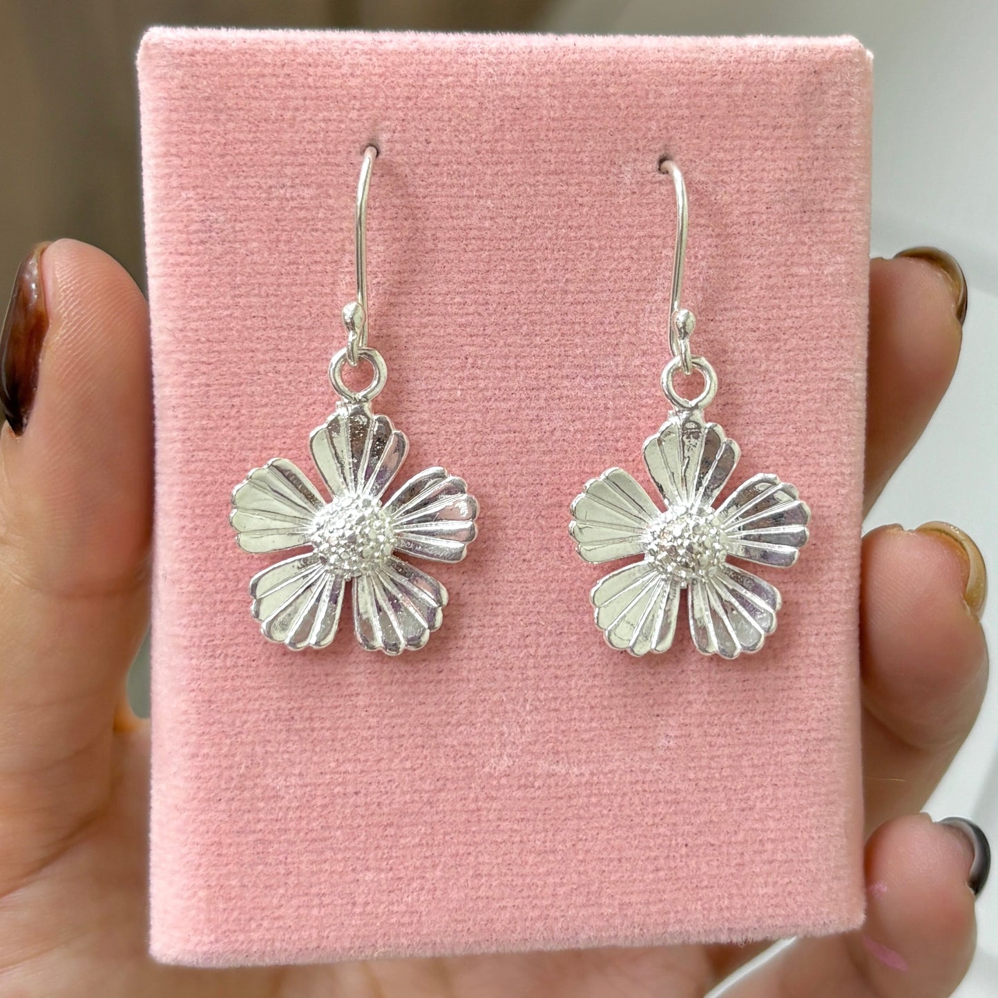 Arete flor petalos en concha rayas colgante - plata