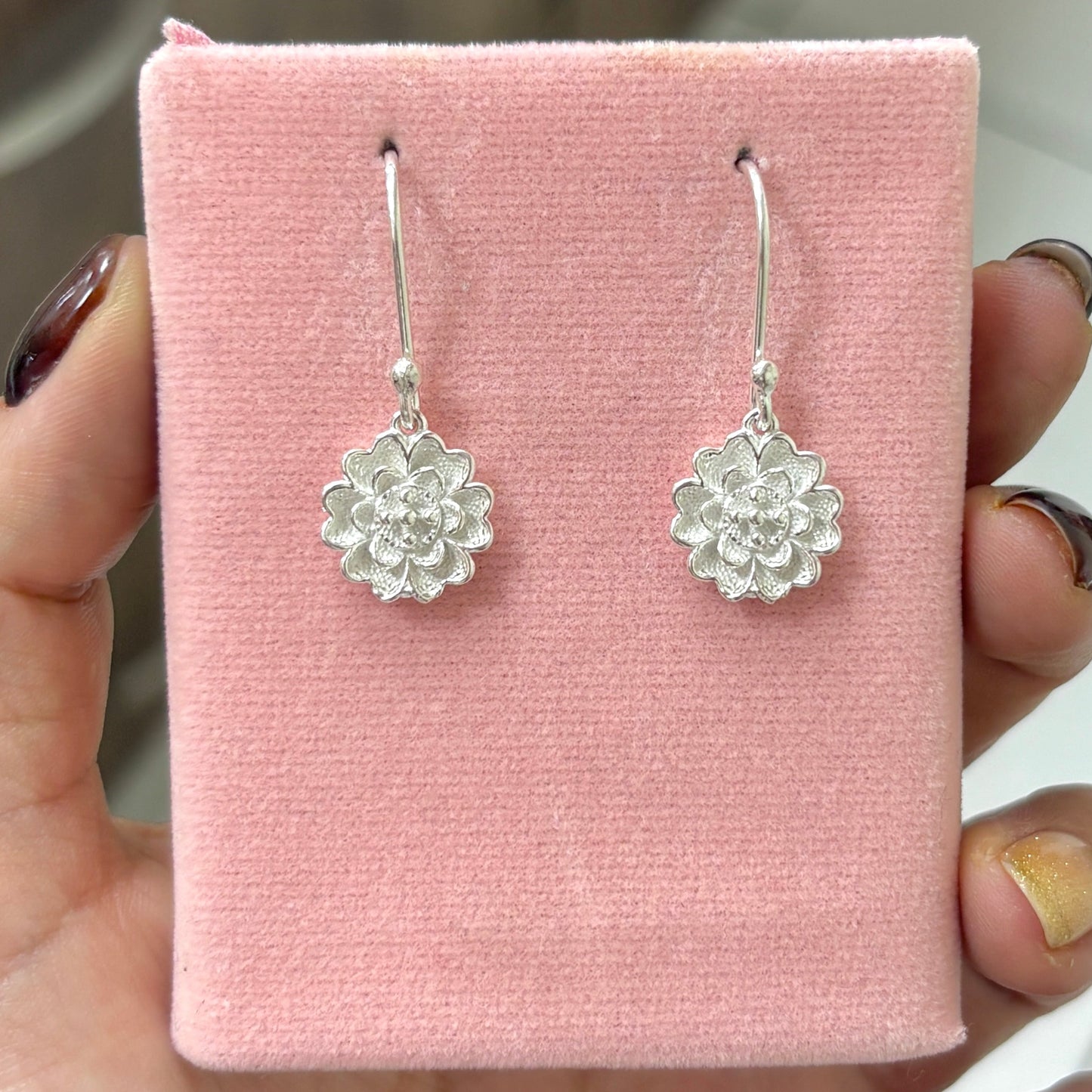 Arete flor petalos encorazonados doble nivel colgante - plata