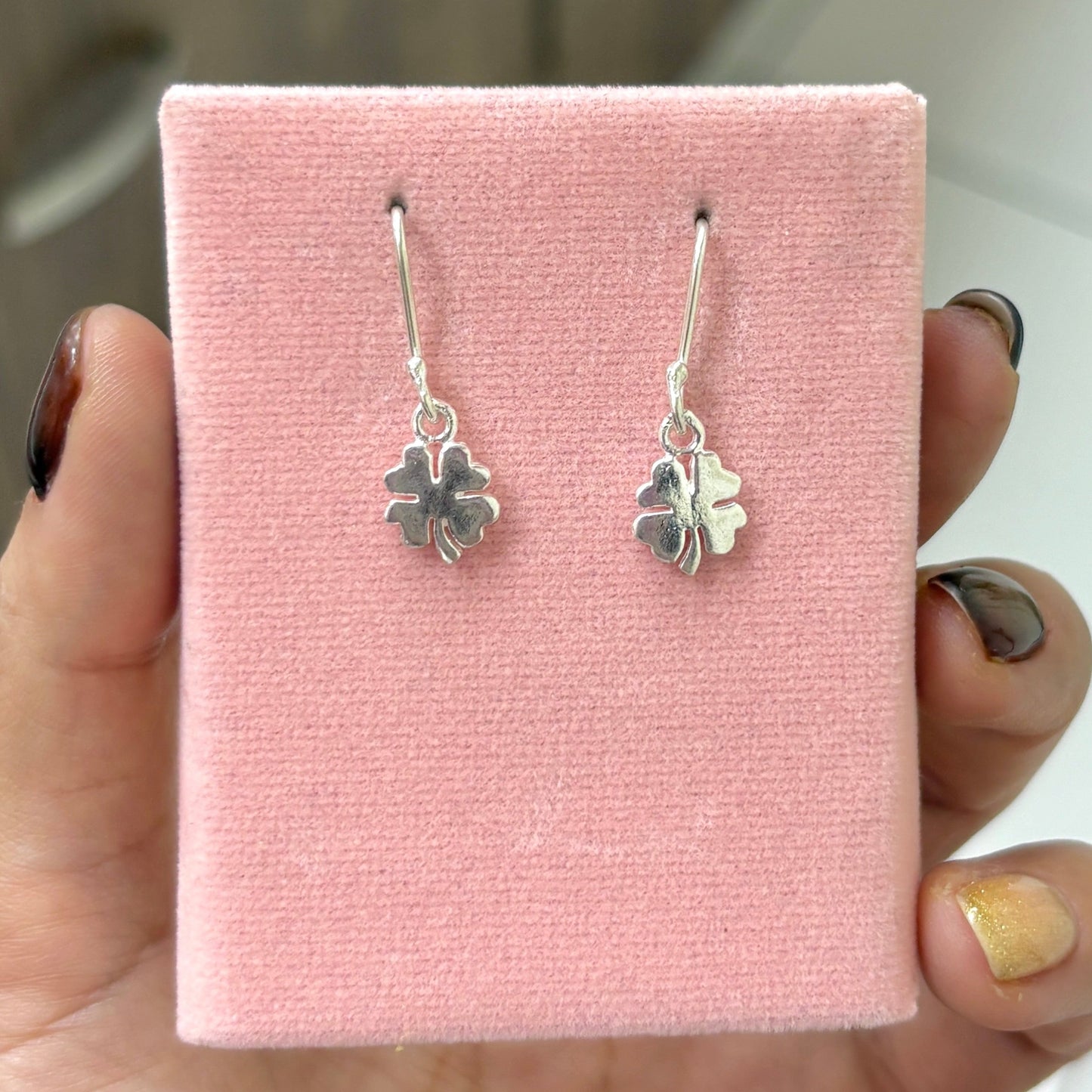 Arete trebol con tallo plano colgante - plata