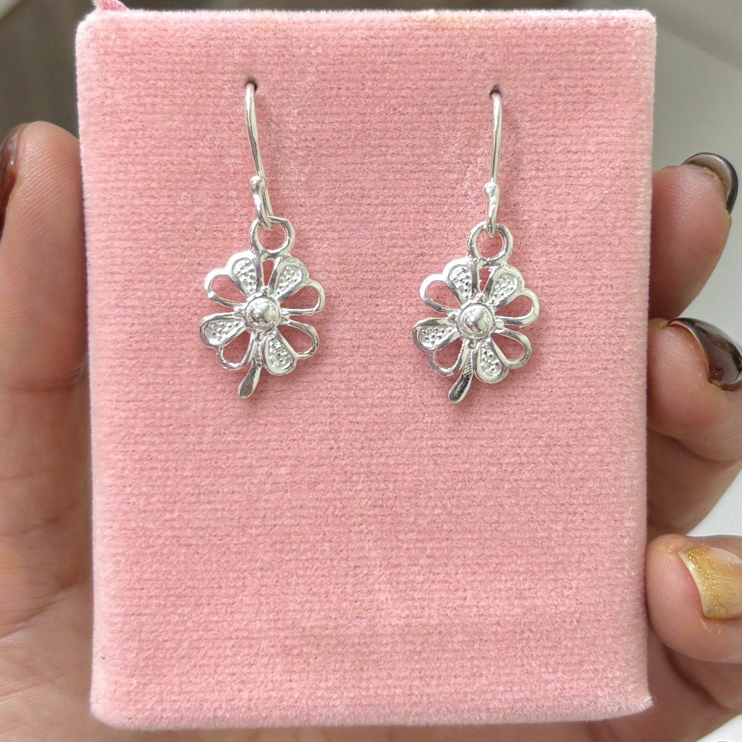 Arete flores con circones blancos colgante - plata