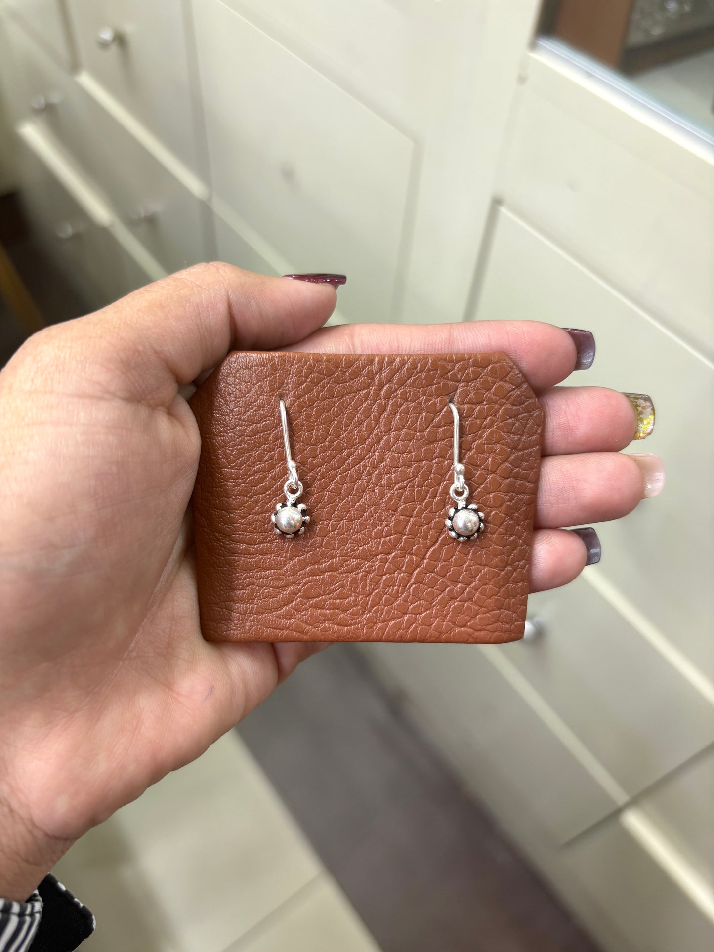 Arete trenzado pequeño colgante - Plata quemada