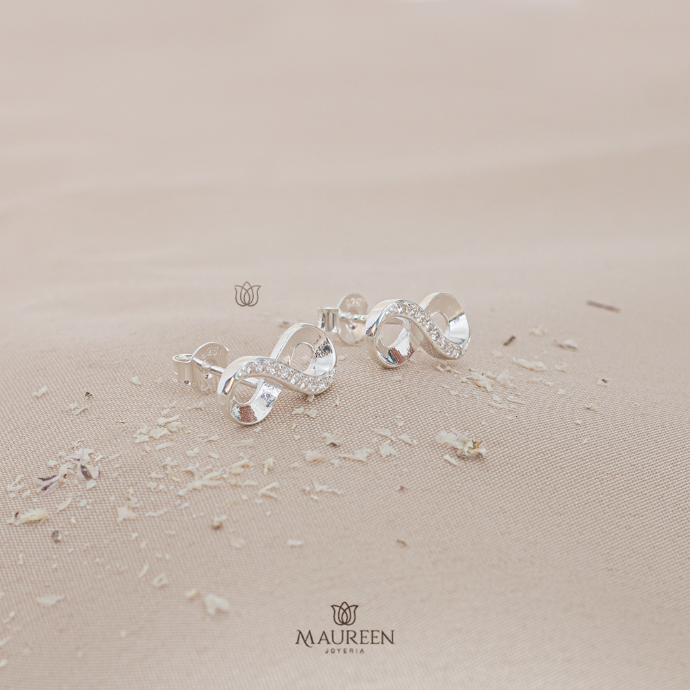 Arete infinito pegado mitad con circones - Plata