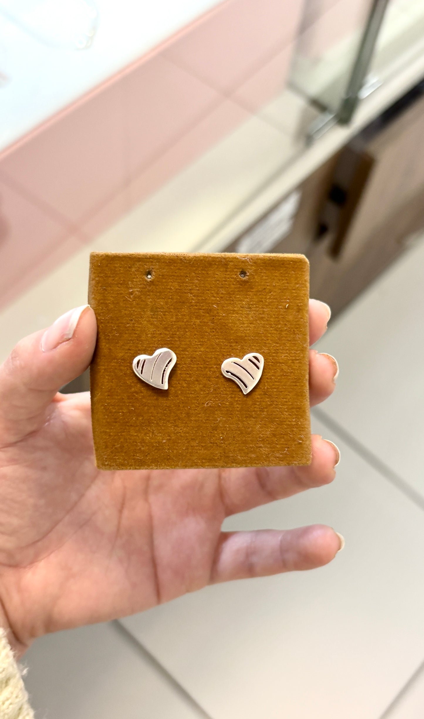 Arete corazon pequeño ladeado - Plata