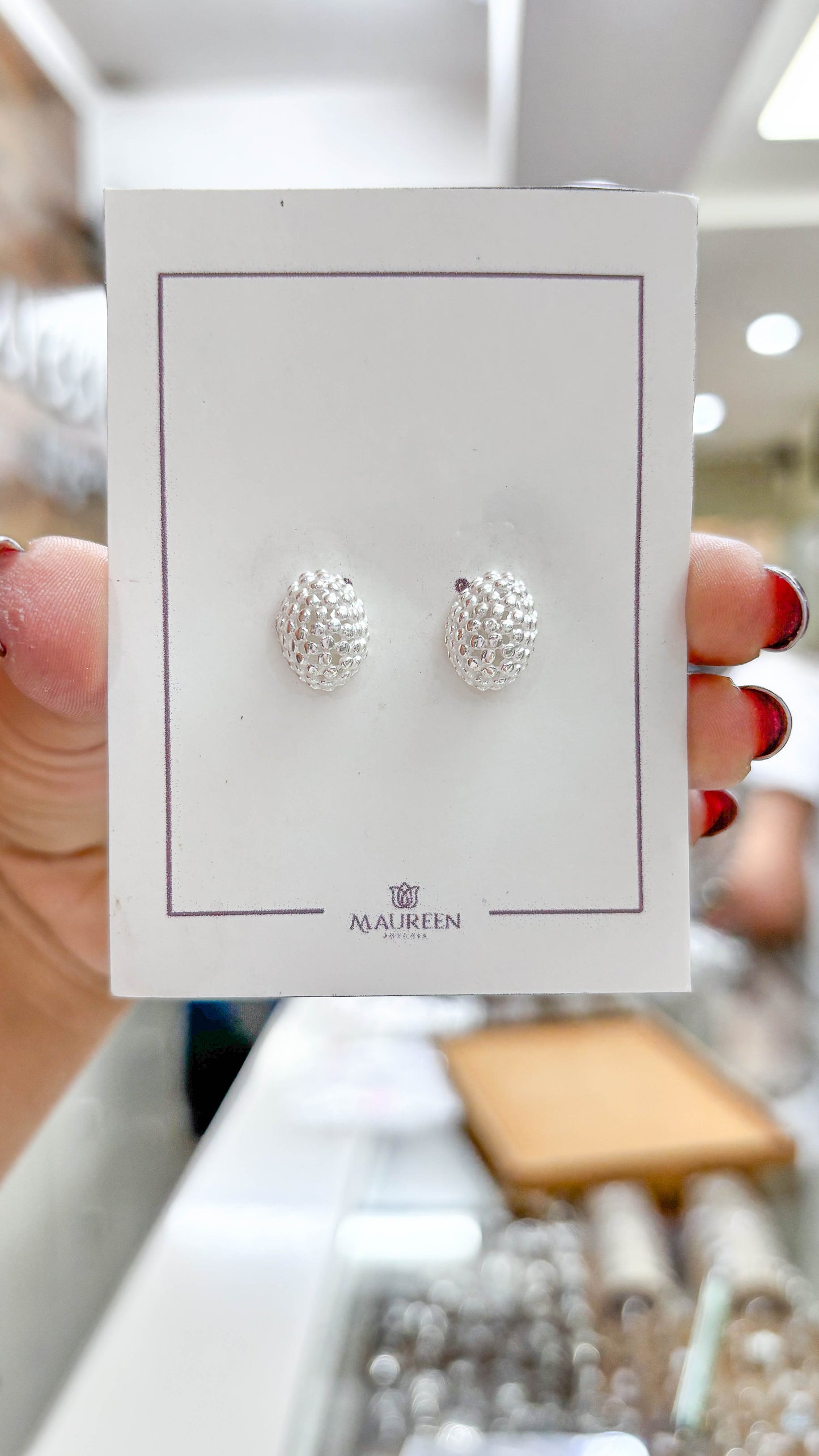 Arete oval con puntos pegado - Plata