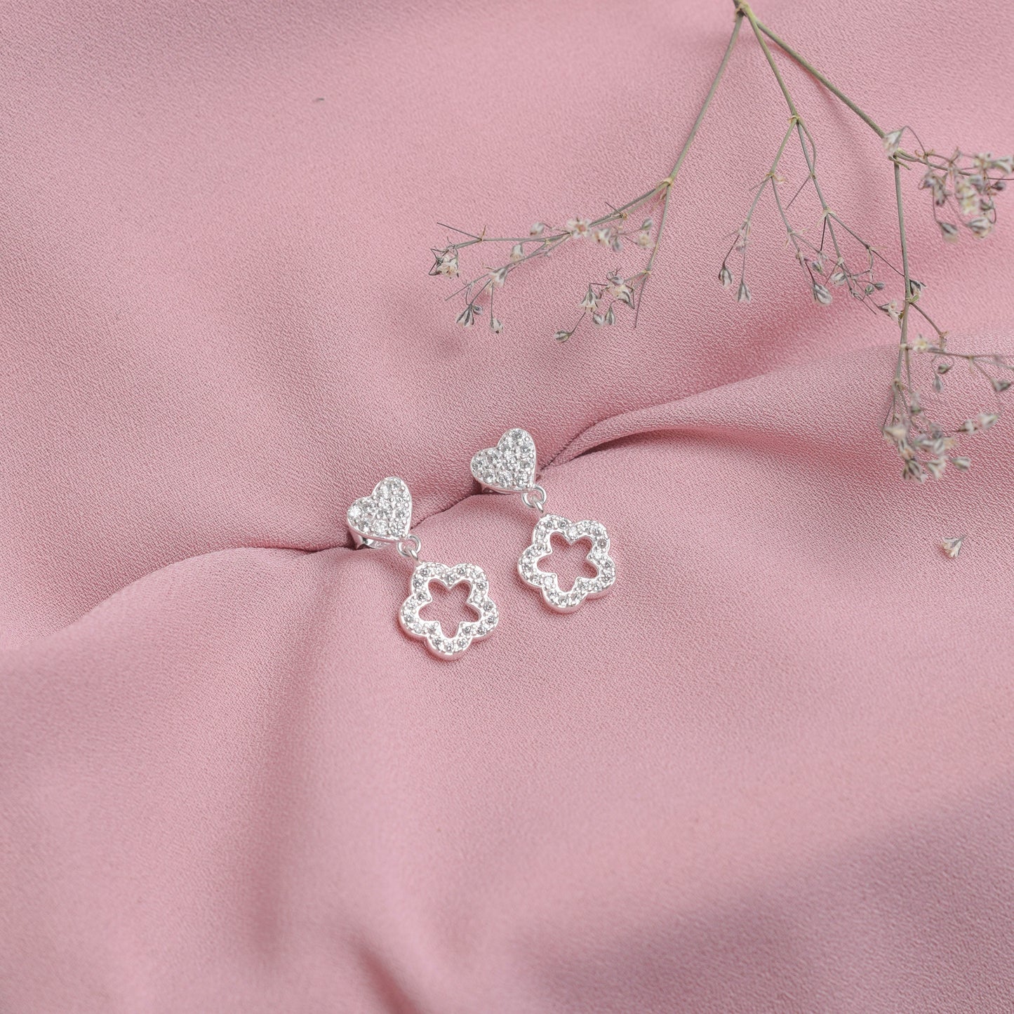 Arete corazon y flor con circones - Plata