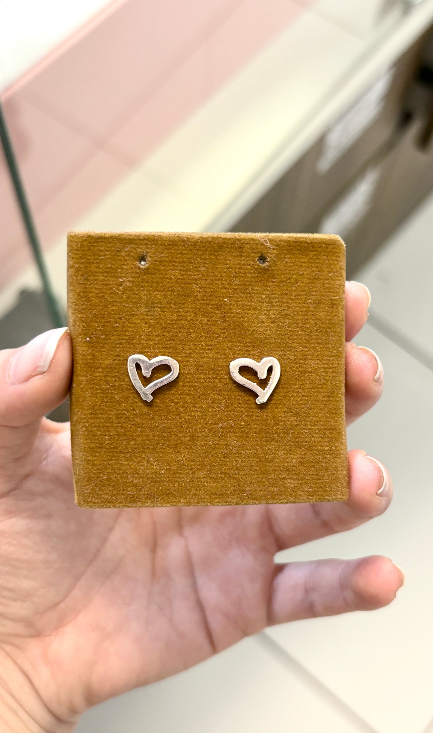 Arete corazon plano calado ladeado- Plata