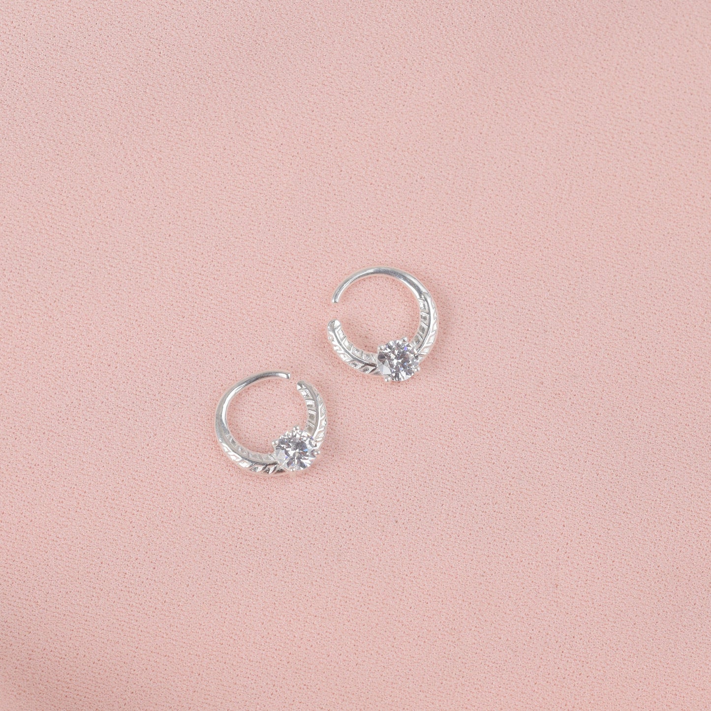 Arete piercing hoja con circon - Plata